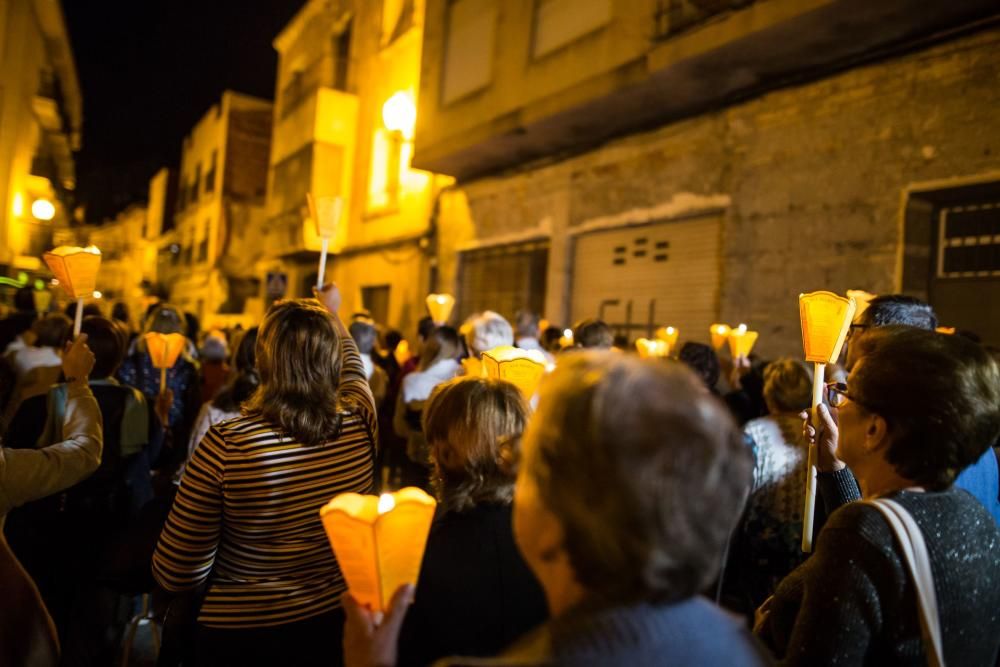 Decenas de personas reciben las reliquias de Santa Bernadette con esperanza de buscar curación o alivio a sus males en la Santa Iglesia Catedral de Orihuela