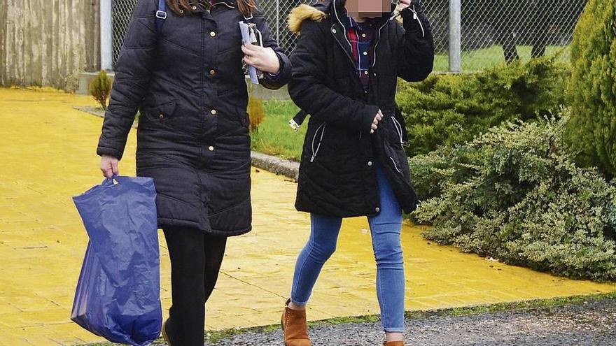 Rosario acudió ayer con su hija a visitar a José Enrique Abuín en la cárcel de A Lama.