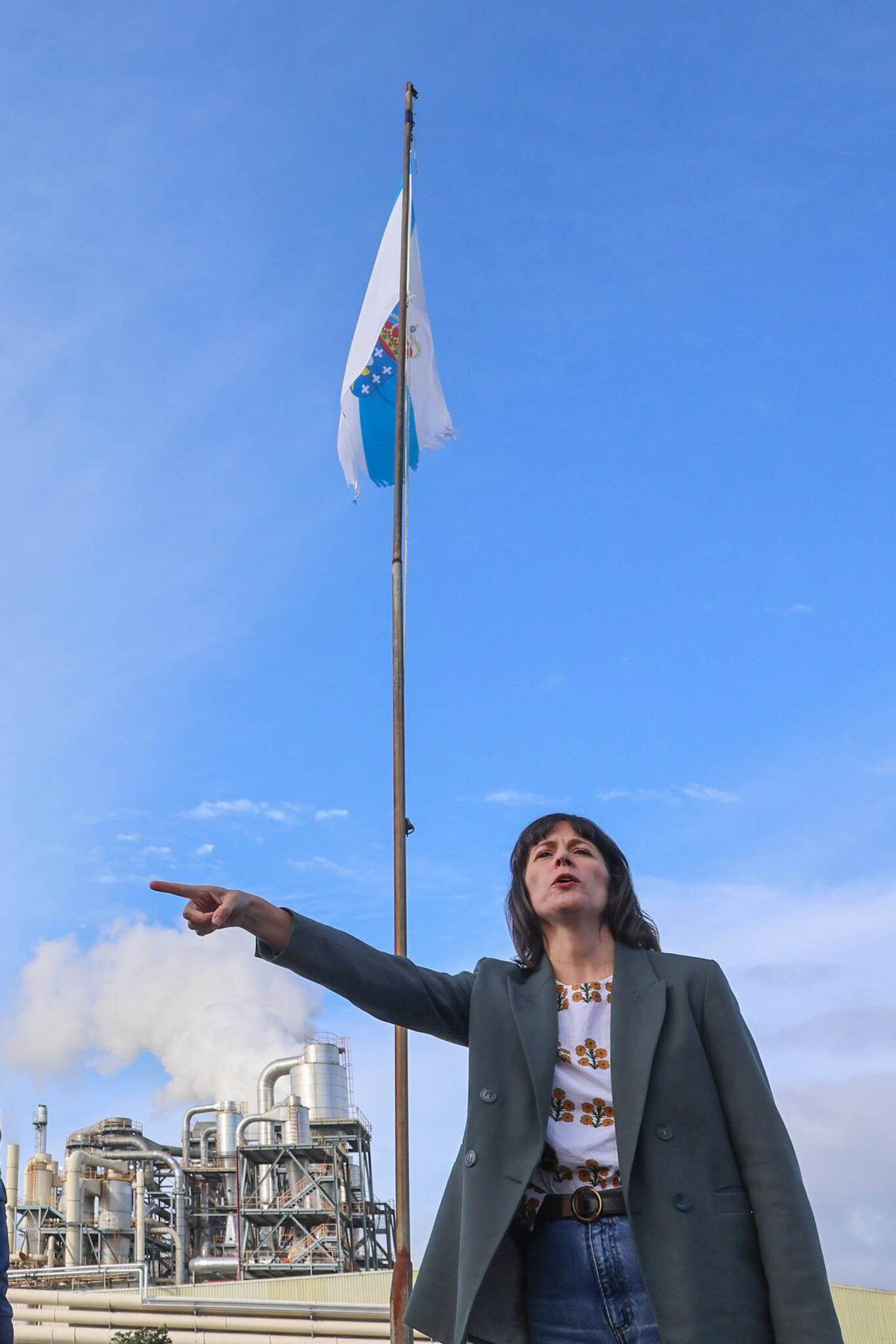 Ana Pontón en Pontecesures, esta mañana, con la fábrica de Finsa, detrás.