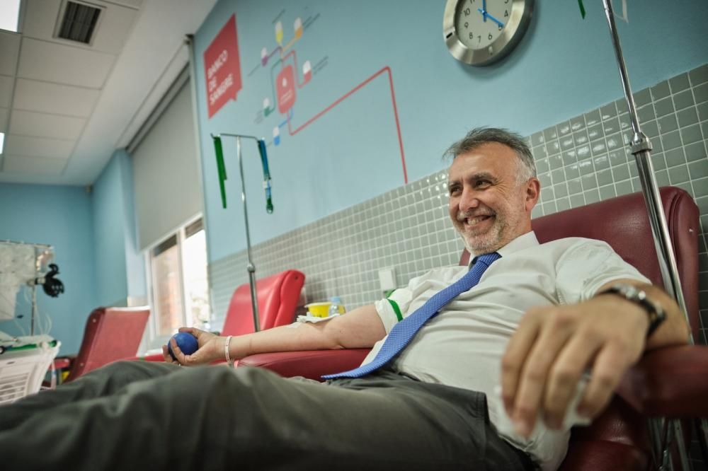 El presidente del Gobierno de Canarias dona sangre