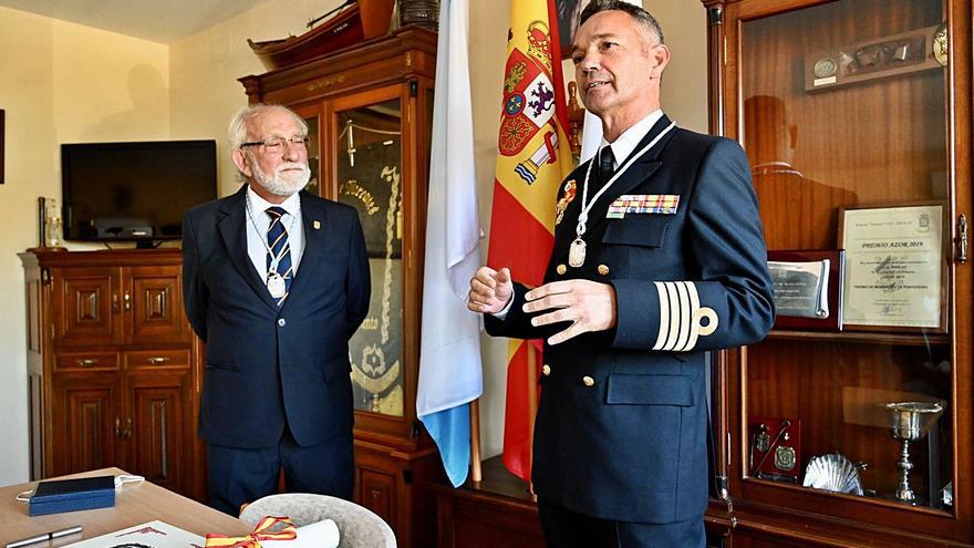 Pedro Cardona agradece el nombramiento ante el presidente del Gremio, José Luis Arellano. | // RAFA VÁZQUEZ