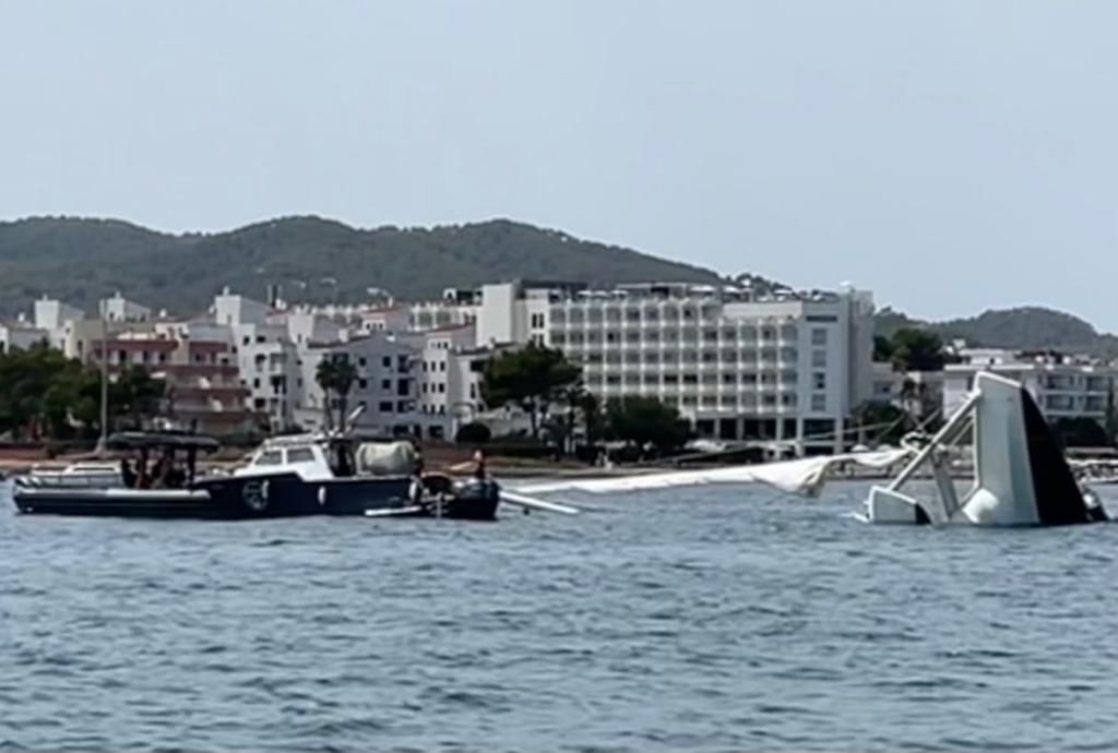 Se hunde en Ibiza un catamarán de 16 metros