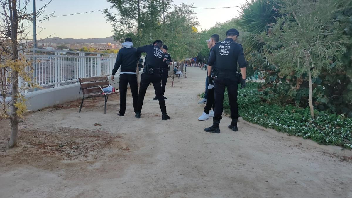 Agentes de policía de Lorca durante una operación similar.