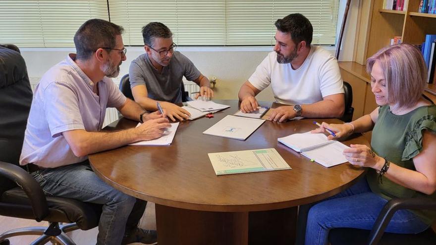 El alcalde de Pazos, Luciano Otero (izq.), con los miembros del gobierno.