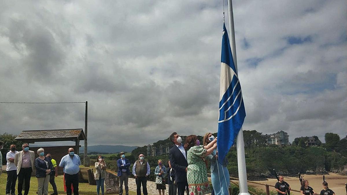 Izado de la bandera azul, ayer, en la playa de Anguileiro, de Tapia de Casariego. | A. M. S.