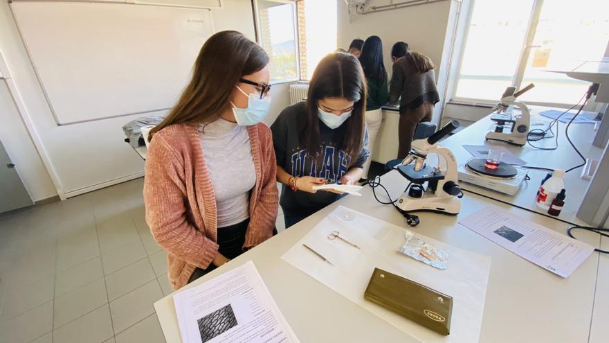 Así son las prácticas de laboratorio en el Colegio Salesianos de Huesca