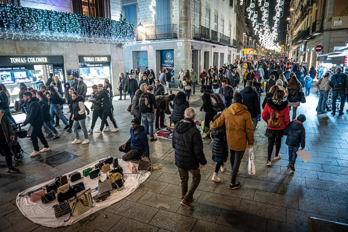 El centro de Barcelona repleto de compradores, ultimando los regalos de Reyes