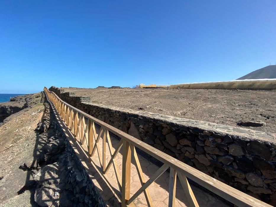 Cae una ladera junto a la playa del Agujero, en Gáldar