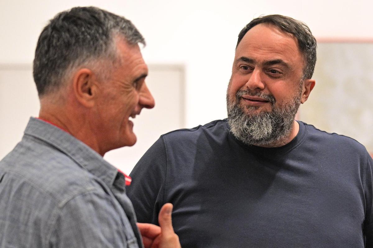 Mendilibar, junto a Marinakis, en su renovación con el Olympiacos