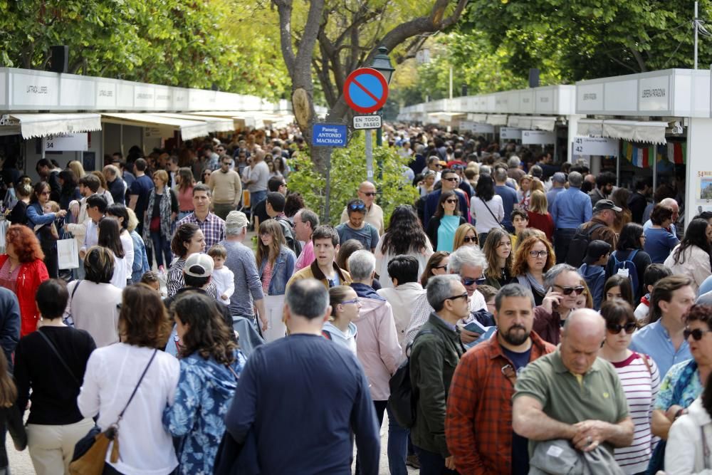 Ambiente en la Feria del Libro de València