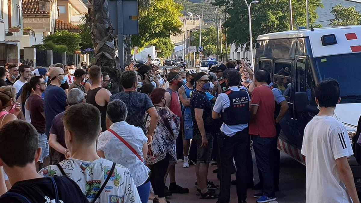 Agentes de los Mossos d'Esquadra tratan de apaciguar una concentración vecinal convocada para protestar contra la inseguridad en Llançà, el 22 de junio