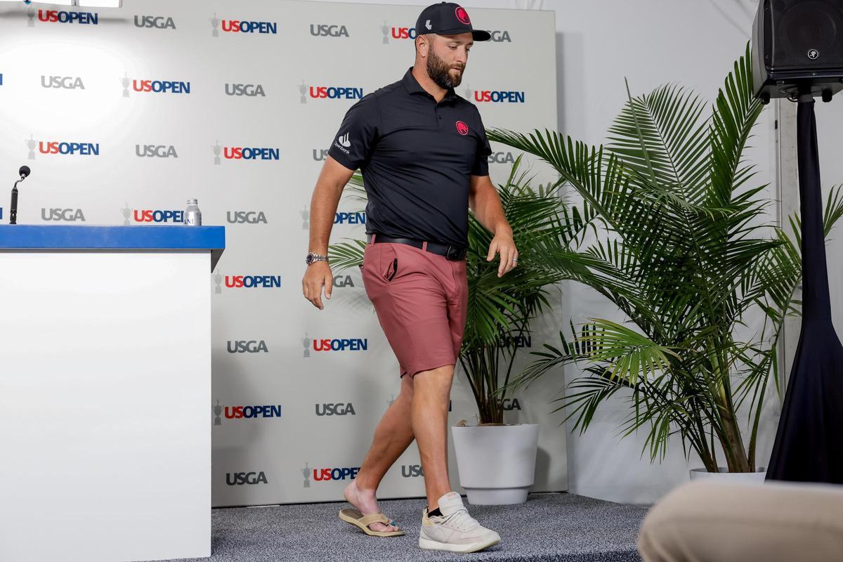 El pie izquierdo de Rahm con sandalia en el US Open.