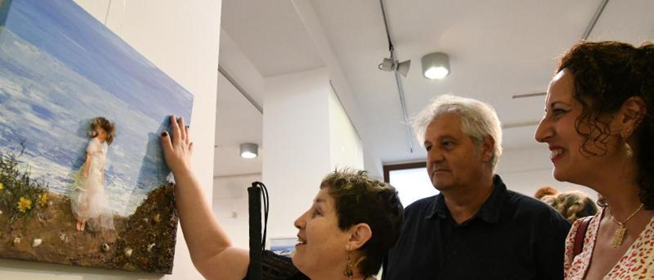 Dora muestra su lienzo inspirado en Sorolla al concejal de Cultura y a Toñi Soler