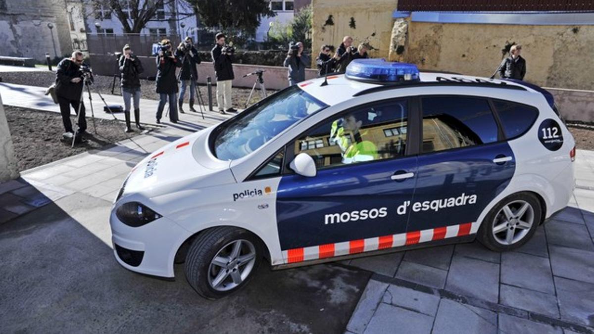 Los siete detenidos por su presunta relación con una trama de dopaje llegan en coche de los Mossos al juzgado de Olot.