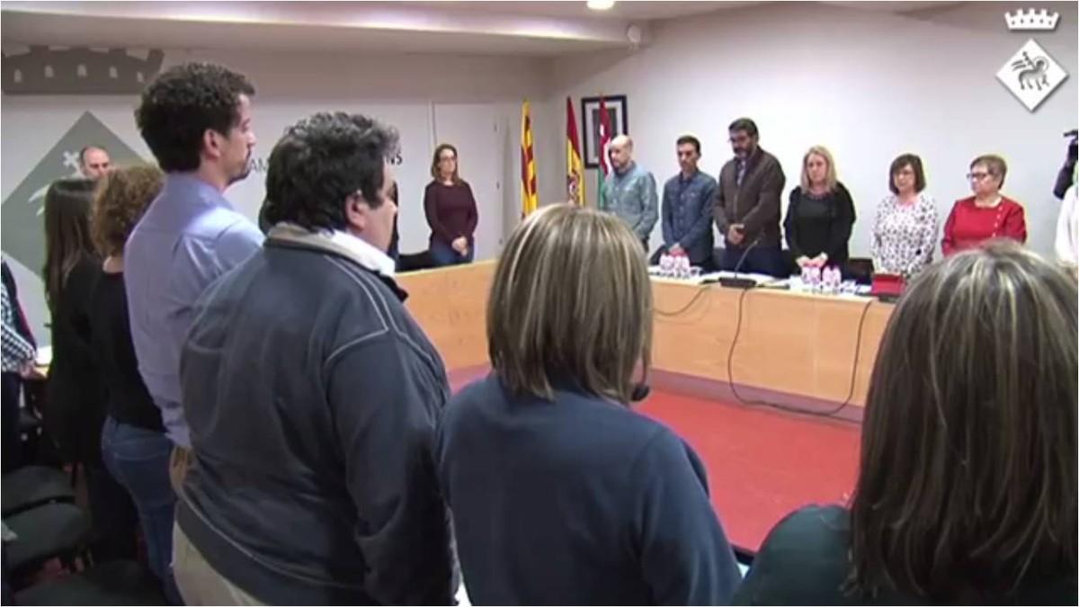 El Pleno Municipal de Viladecans comenzó con un minuto de silencio en rechazo por las últimas mujeres víctimas de violencia machista