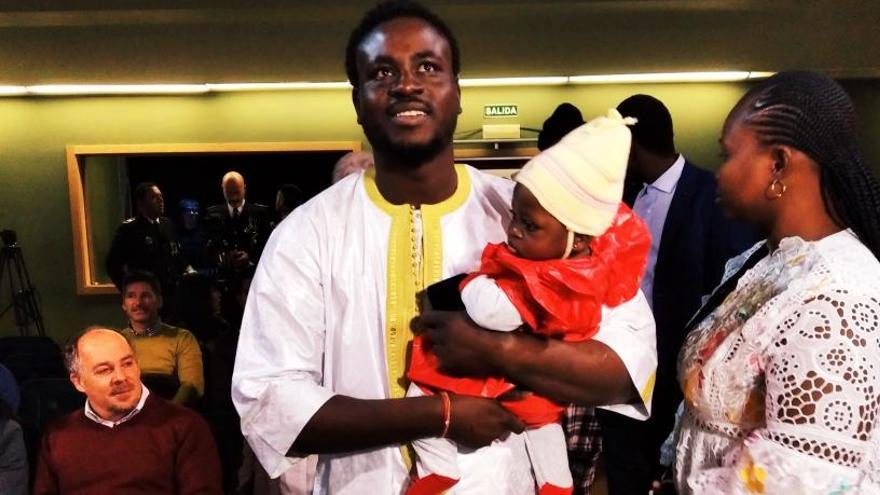 Gorgui Lamine Sow con su bebé de siete meses, Nyede, en brazos; junto a él, su novia, Gana.