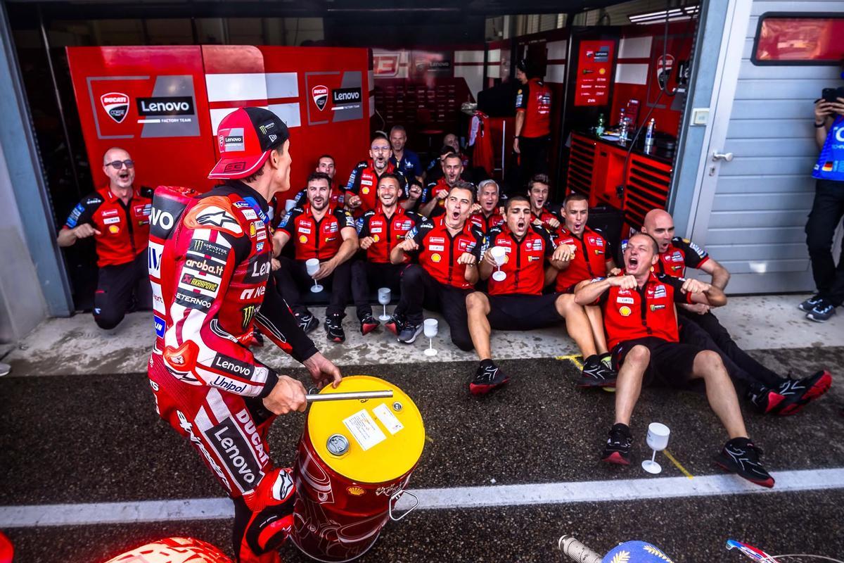 Marc Márquez celebró su última victoria, en Alemania, al plan remeros vikingos con todo el equipo Ducati.