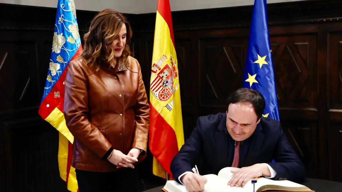 María José Català recibe a Juanfran Pérez Llorca en el Ayuntamiento de València