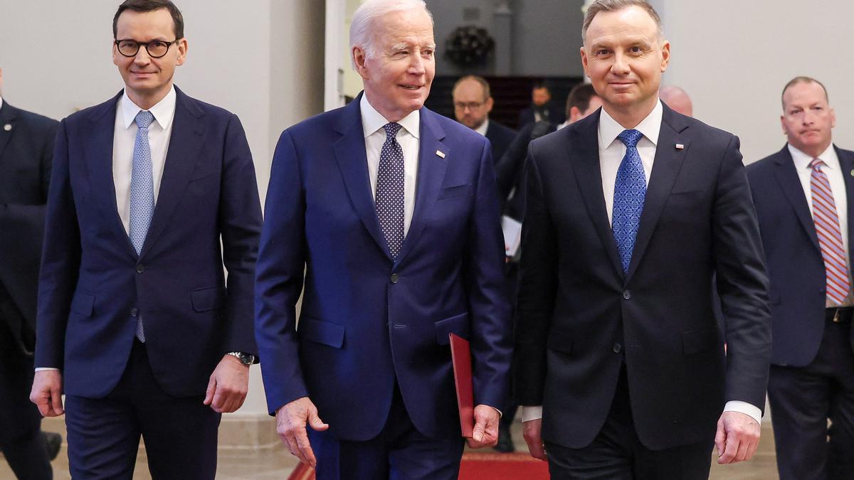 El presidente estadounidense Joe Biden y el presidente polaco Andrzej Duda y el primer ministro Mateusz Morawiecki caminan durante una reunión bilateral