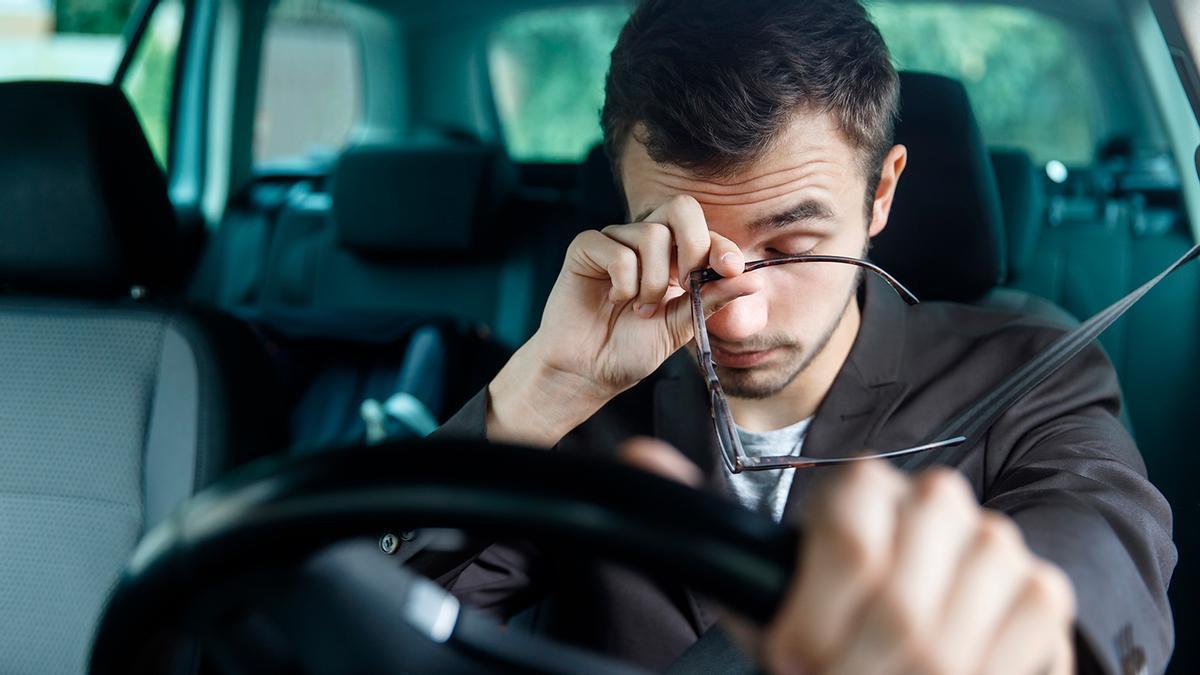 La norma de la DGT que afecta a los conductores con gafas y lentillas