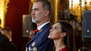  El rey Felipe VI y la reina Letizia, durante la recepción a autoridades con motivo de la celebración de la Pascua Militar.