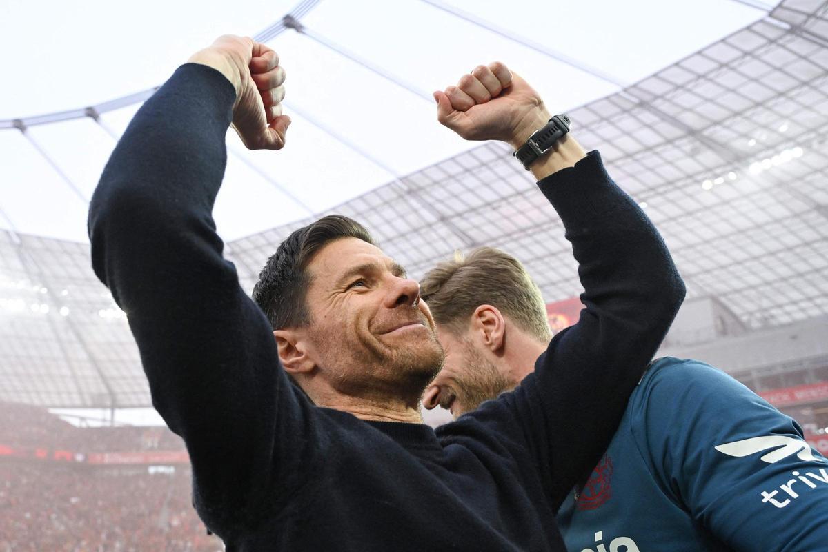 Xabi Alonso celebra el título de la Bundesliga.