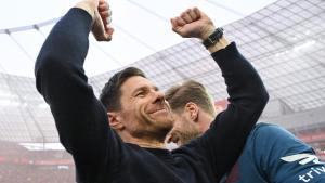 Xabi Alonso celebra el título de la Bundesliga.