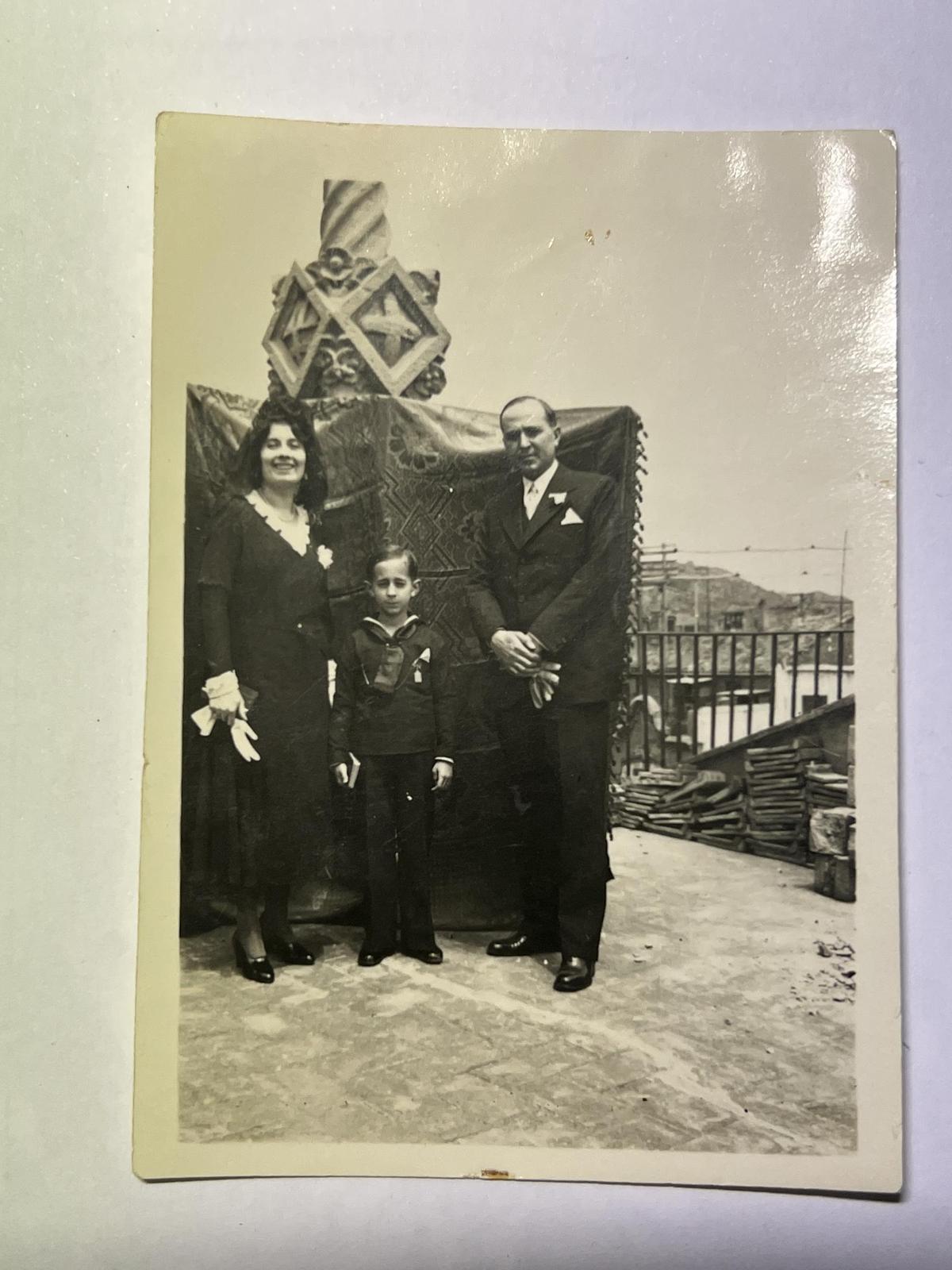 Fotografia familiar dels anys 30 de l'arquitecte Miquel Àngel Prunés on es veu un dels pinacles