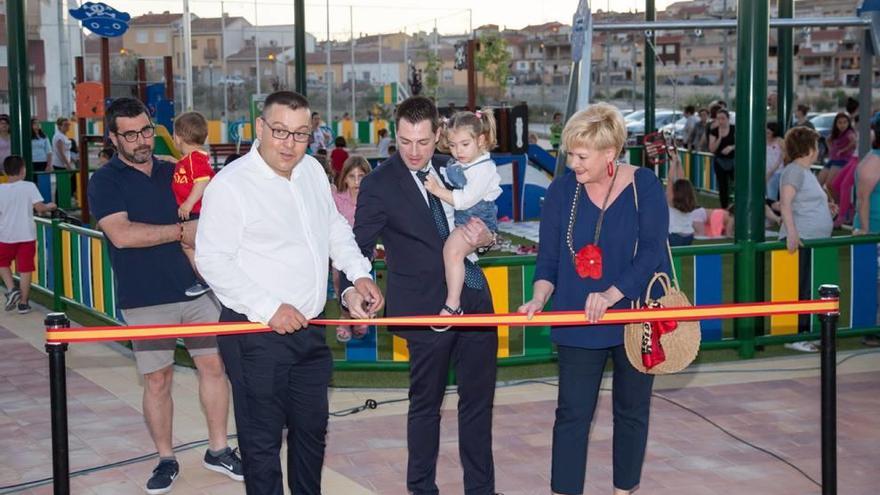 El alcalde de Cehegín, José Rafael Rocamora, inauguró el nuevo parque infantil.