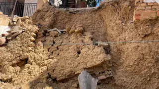Se derrumba el muro de una vivienda "okupa" en Benavente