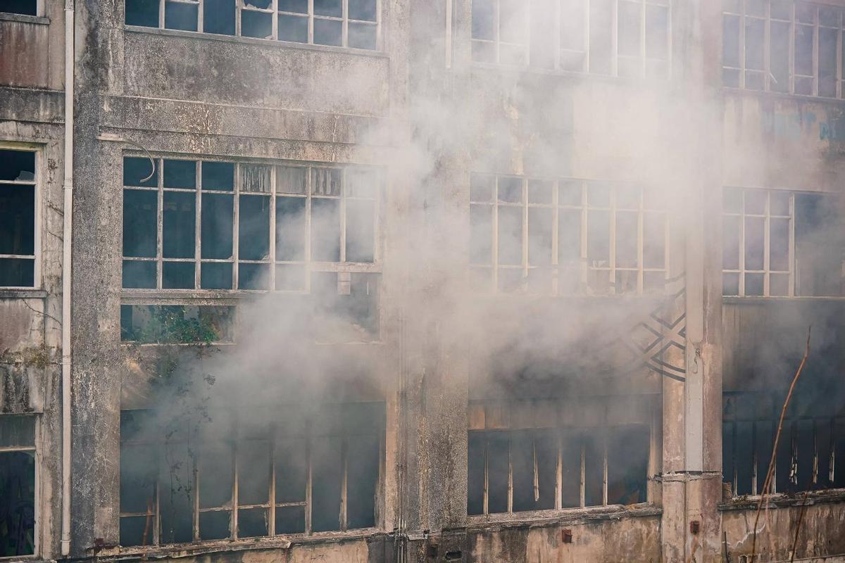 Se incendia la fábrica abandonada de Santa Clara en Vigo