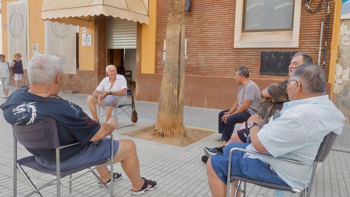 Un grupo de jubilados en Paiporta
