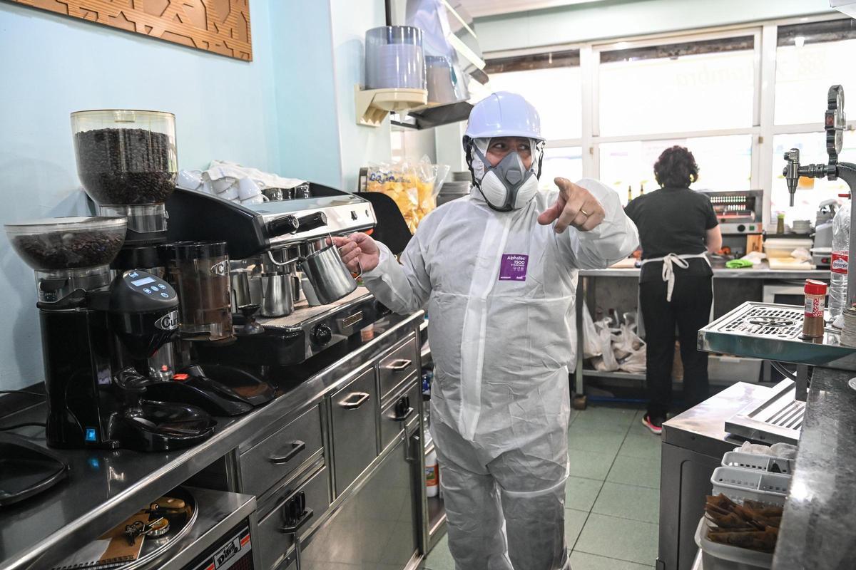 Operarios especializados trabajan en la retirada de amianto del Mercado Central de Elche Operarios especializados trabajan en la retirada de amianto del Mercado Central de Elche