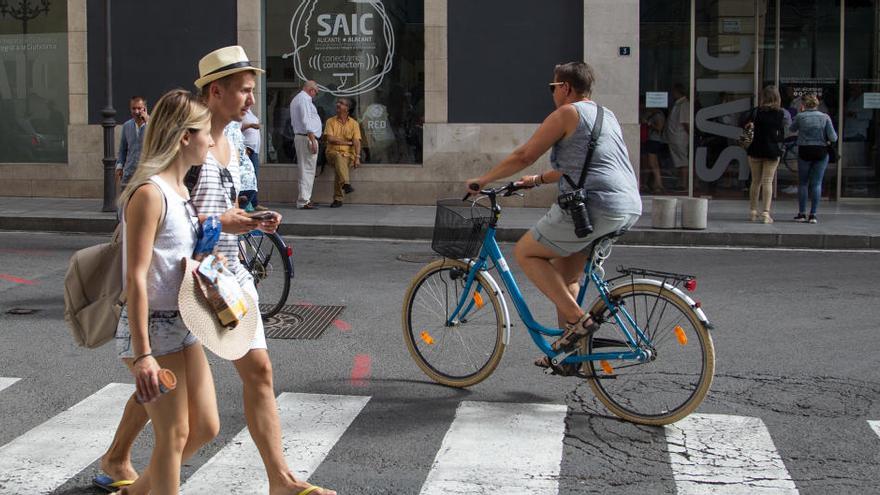 &quot;Mil kilómetros&quot; pedaleando en bicicleta por un &quot;carril-bici&quot; entre Alicante y El Campello