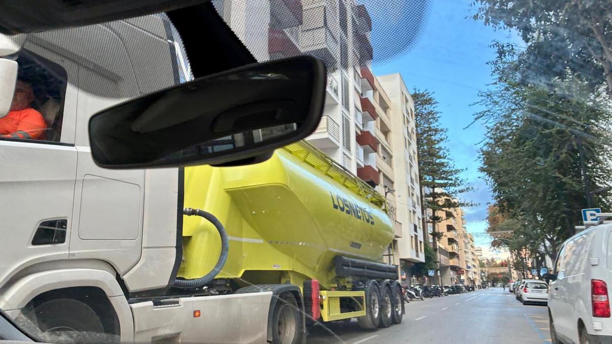 Un camión circula a contradirección en pleno centro de Ibiza