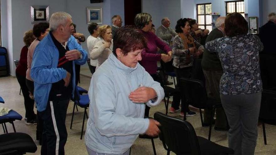 Asistentes a una de las sesiones del taller de musicoterapia gerontológica.