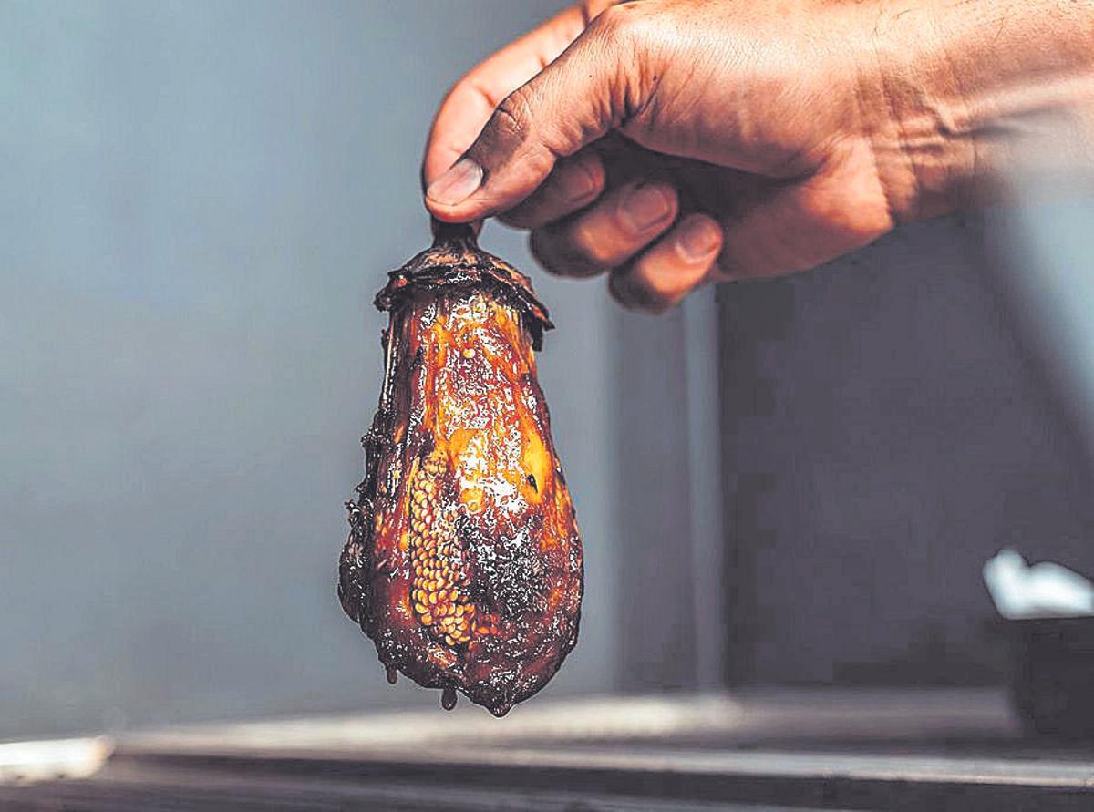 Elaboración de la berenjena asada con glaseado vegetal.