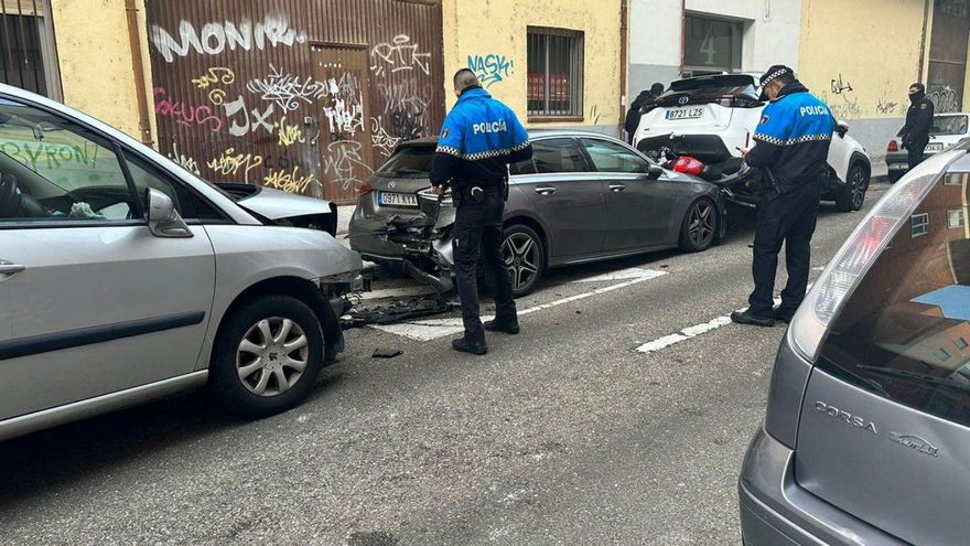 Los agentes municipales levantan acta del accidente múltiple. | LOZ