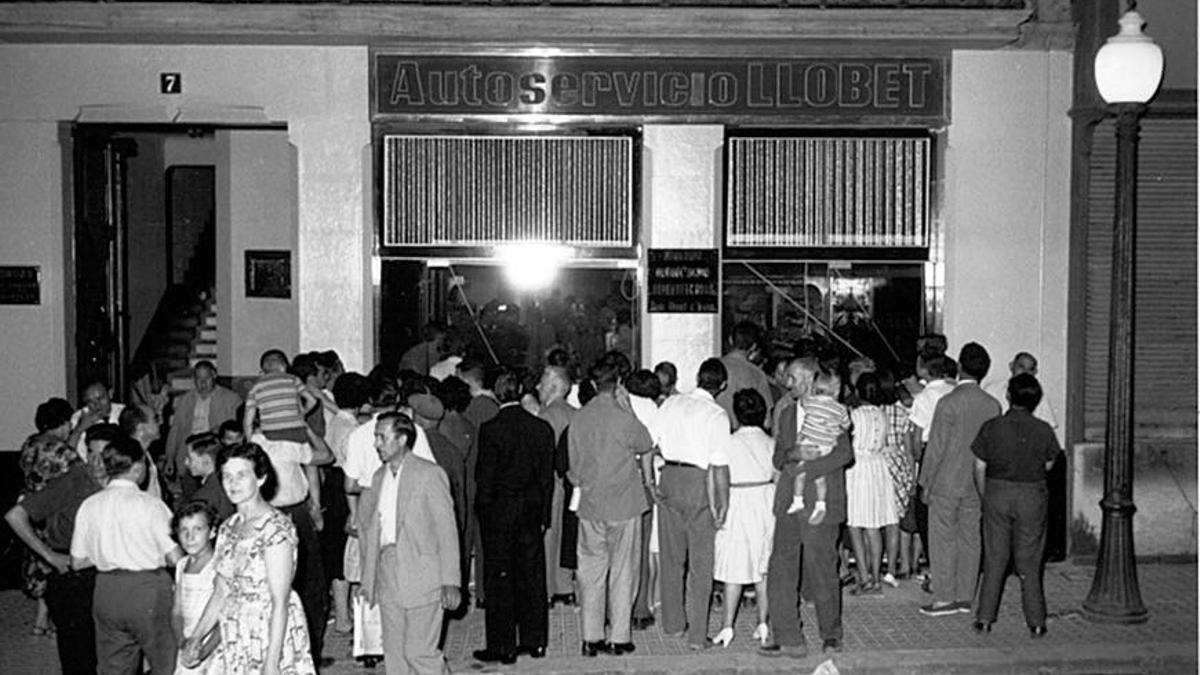 Inauguració de l'establiment originari del carrer Jaume I com a supermercat, el 1959