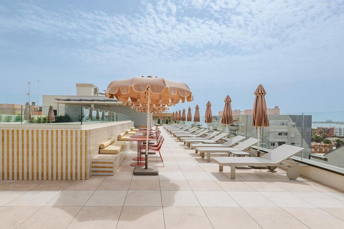 Terraza rooftop del Malvarrosa Plaza.