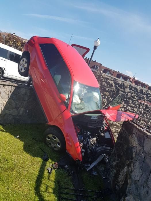 Un coche se empotra contra una casa en La Guía, en Gijón