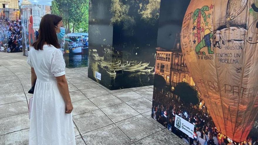 La alcaldesa observa el globo en una exposición con motivo del 800 aniversario. |   // LA OPINIÓN