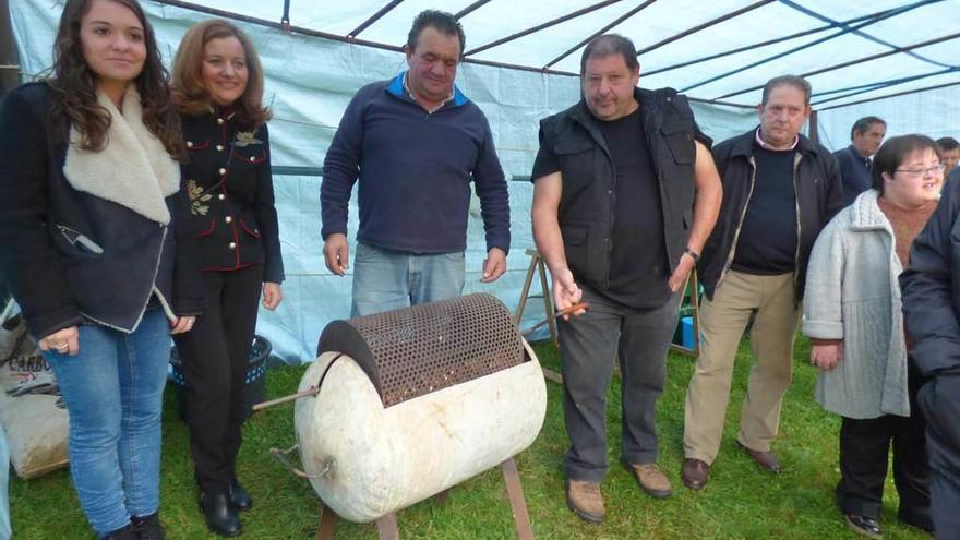 Sarah Cueva, María Ángeles Delgado, Gonzalo Varas, Máximo Estrada y Ángel Cueva, asando castañas.