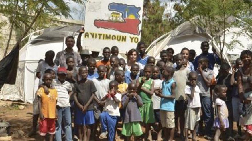 La cooperante, abrazada a uno de los niños.