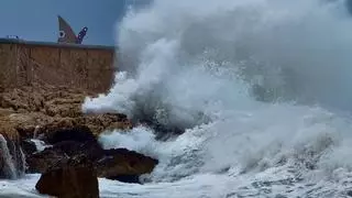 El temporal arrecia con registros de 80 litros en el Empordà y olas de más de cuatro metros