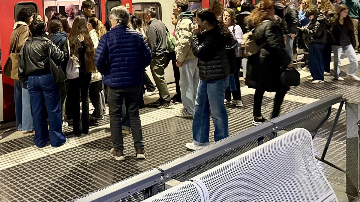 Usuaris pujant a un tre de FGC.