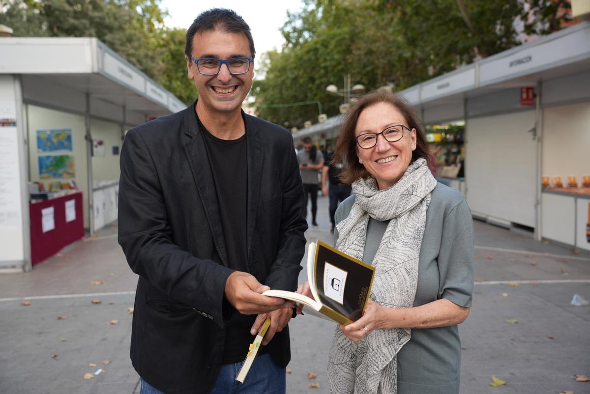 García Casado junto a Isabel Bono, el año pasado en la Feria del Libro.