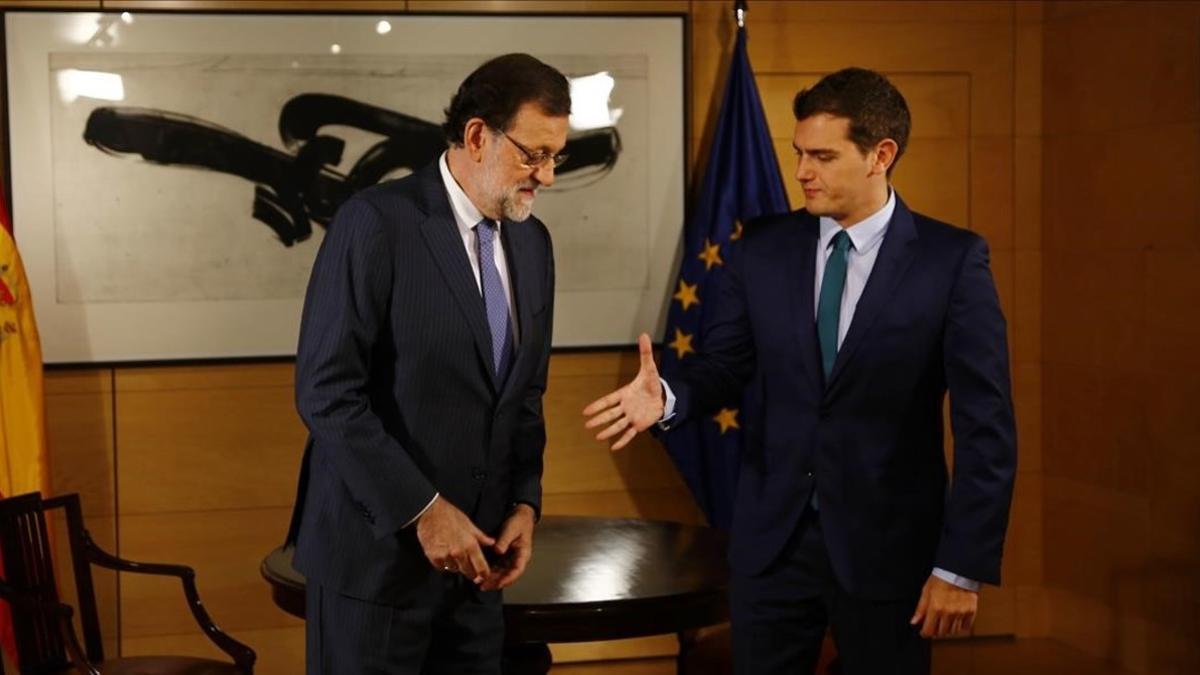 Rajoy y Rivera, al inicio de la reunión que mantuvieron el pasado 3 de agosto en el Congreso.