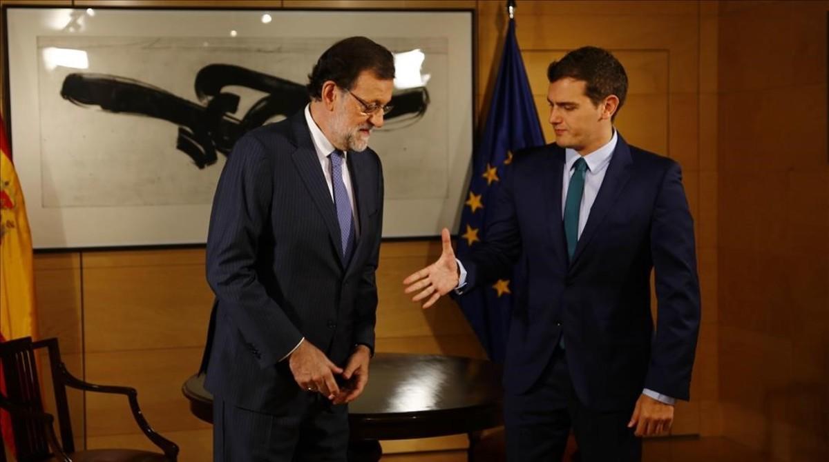 Rajoy y Rivera, al inicio de la reunión que mantuvieron el pasado 3 de agosto en el Congreso.