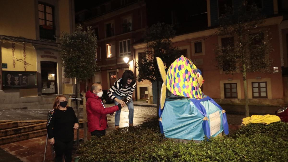 Los Gijonudos convirtieron en sardina el busto de Arturo Arias